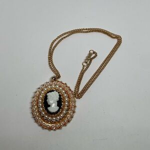 VTG Cameo Gold Tone Necklace With Faux Pearls